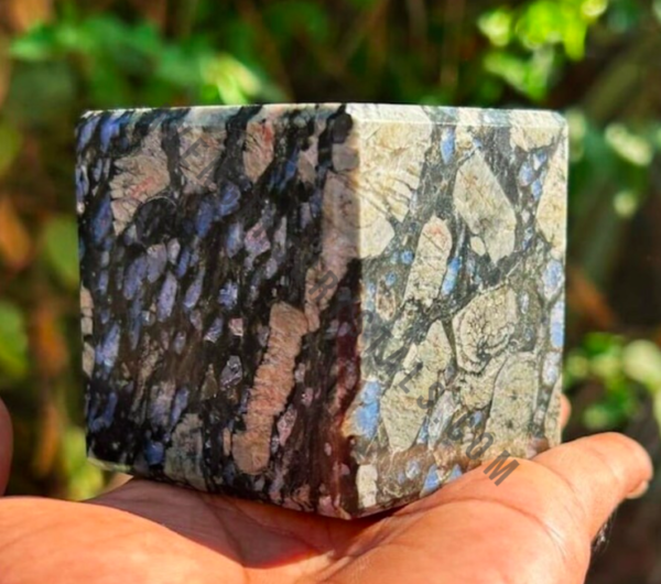 Queserra Gemstone Cube
